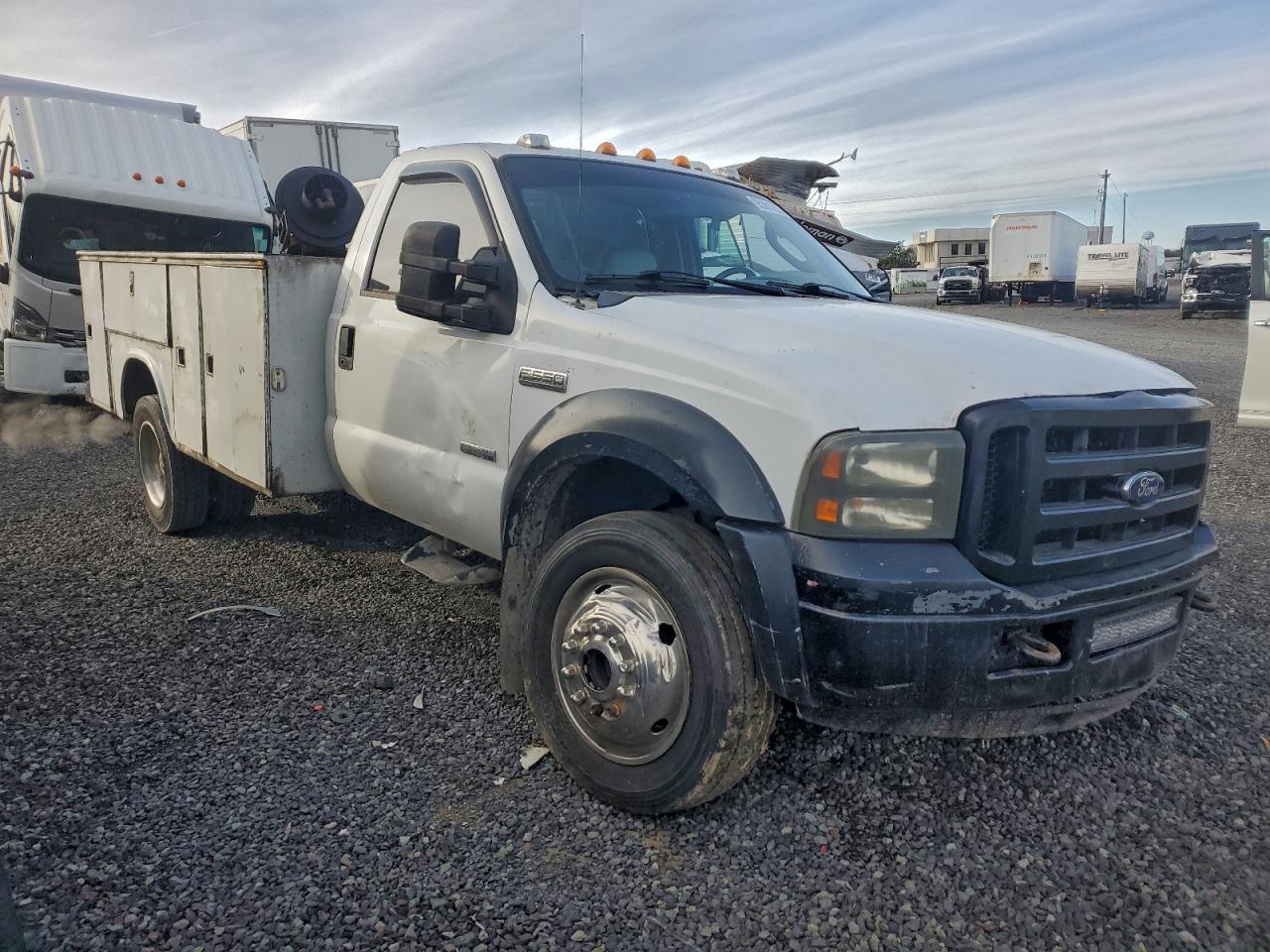 Ford F-550 Super Duty Image 2
