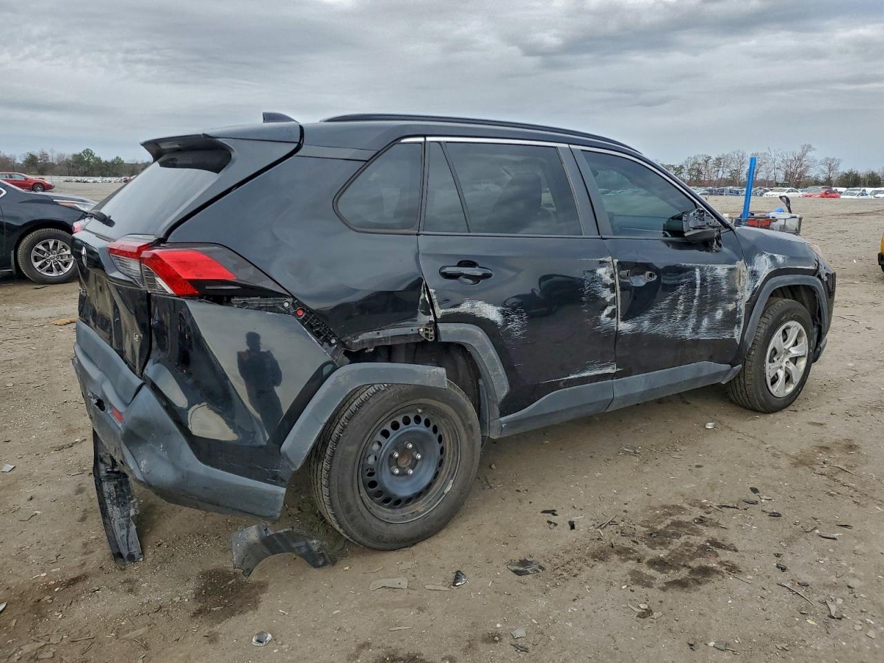 Toyota RAV4 Le Image 3