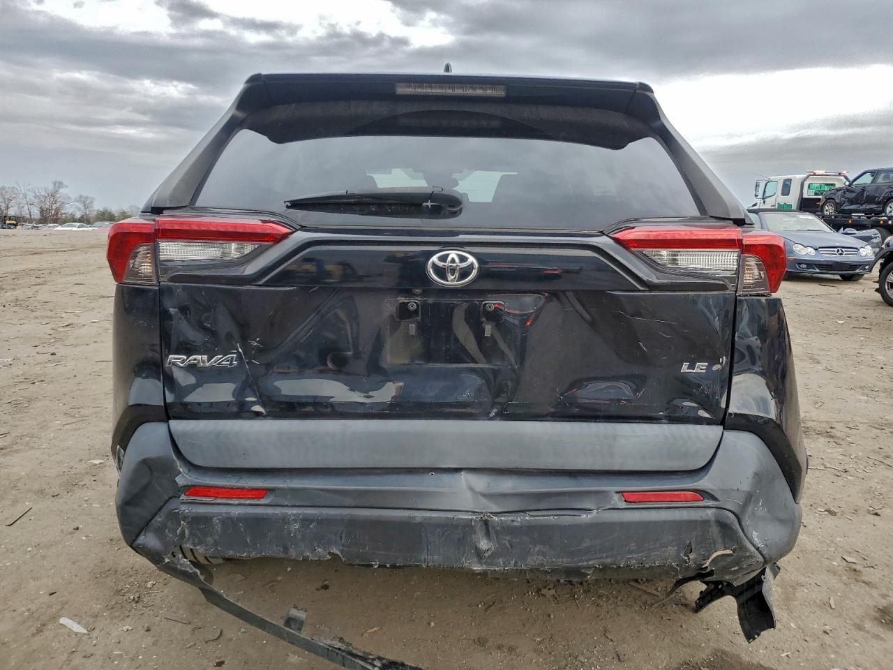 Toyota RAV4 Le Image 2