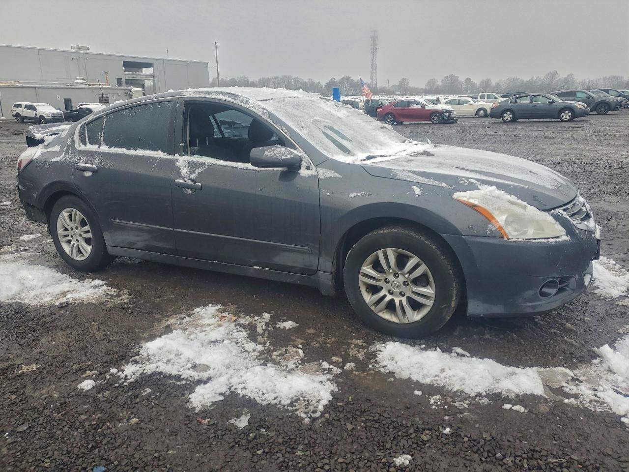 Nissan Altima Base Image 12
