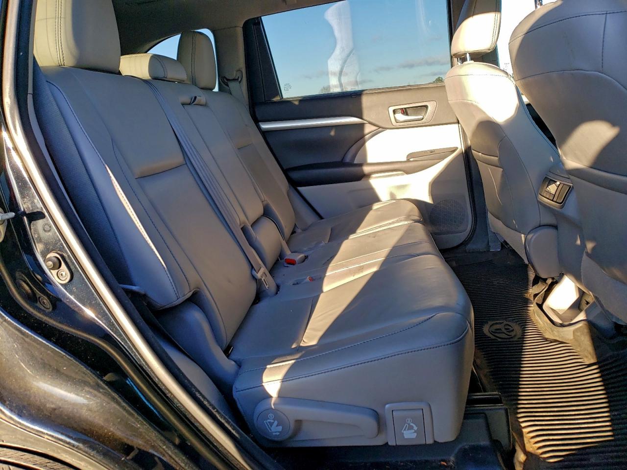 Toyota Highlander Hybrid Image 7