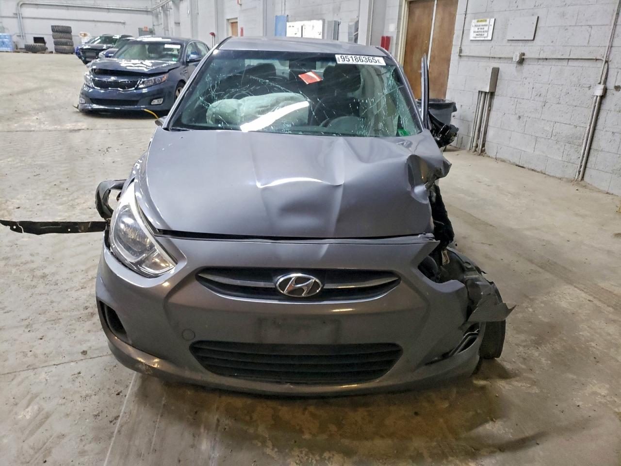 Hyundai ACCENT Se Image 4