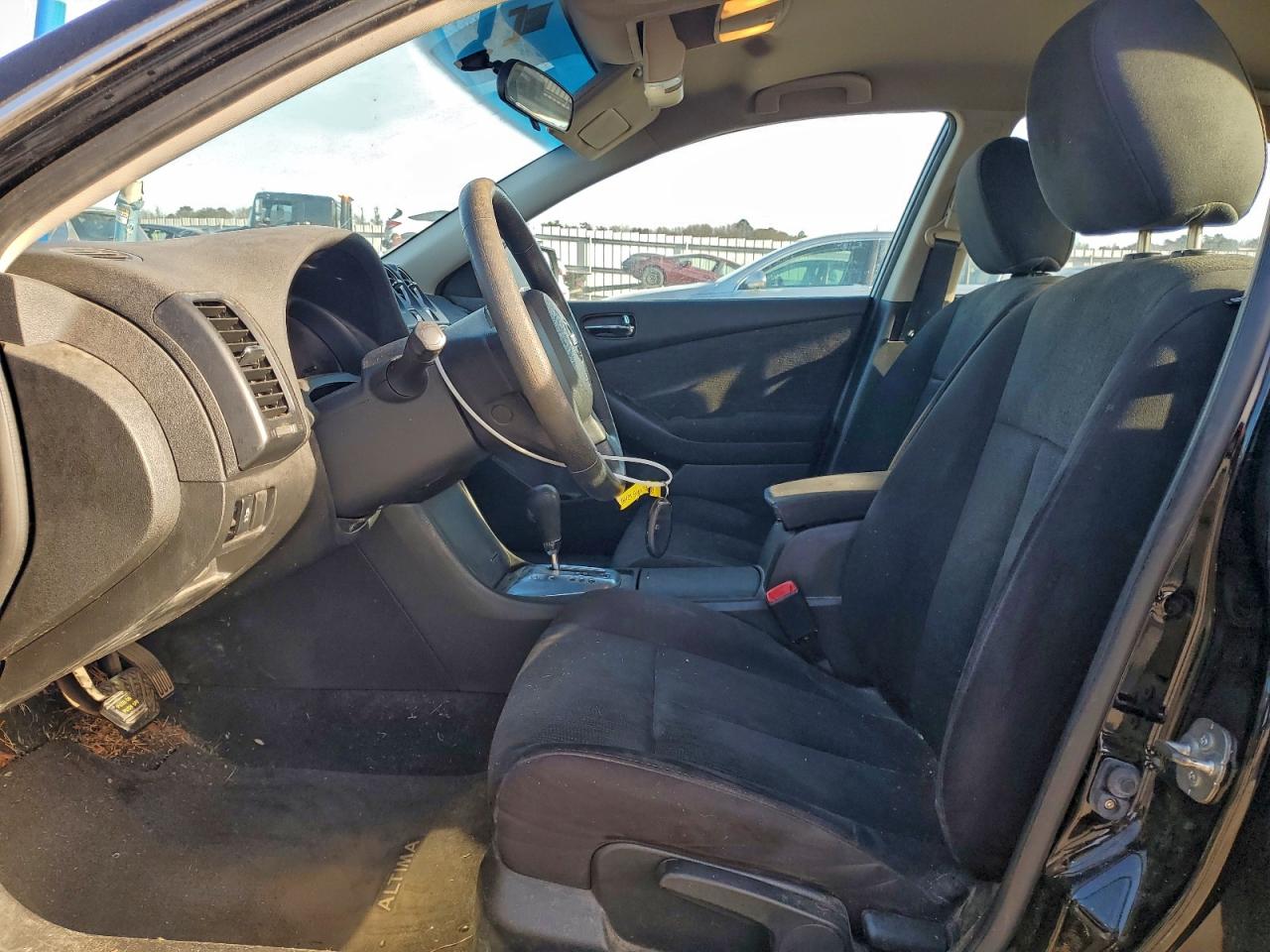 Nissan Altima Base Image 7