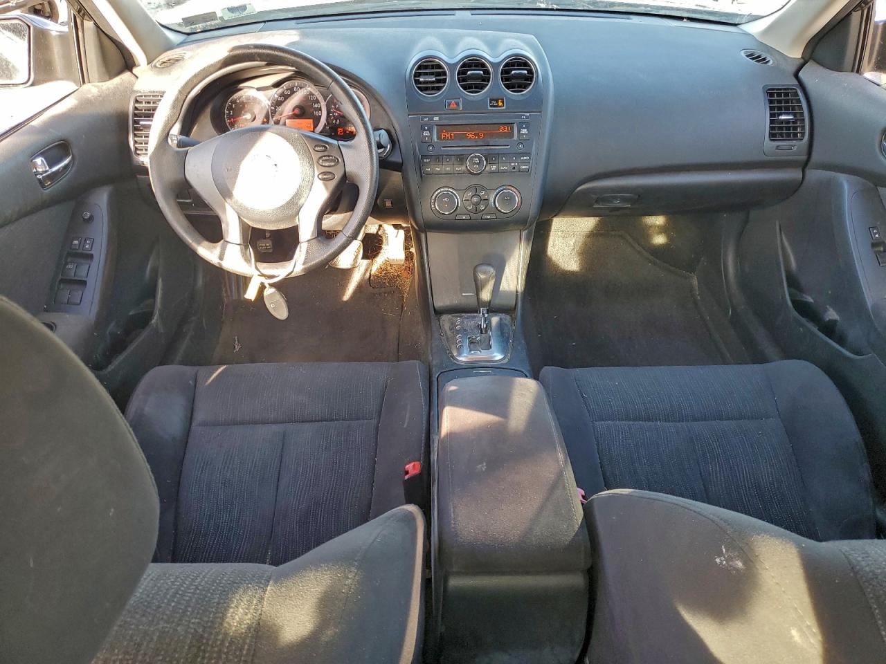 Nissan Altima Base Image 9