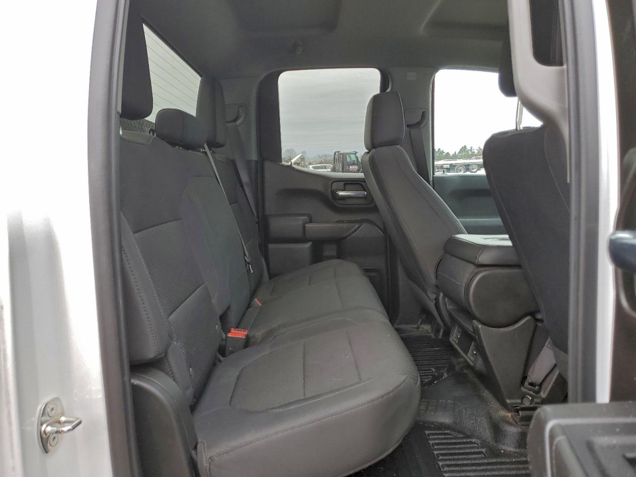 Chevrolet Silverado C1500 Image 10