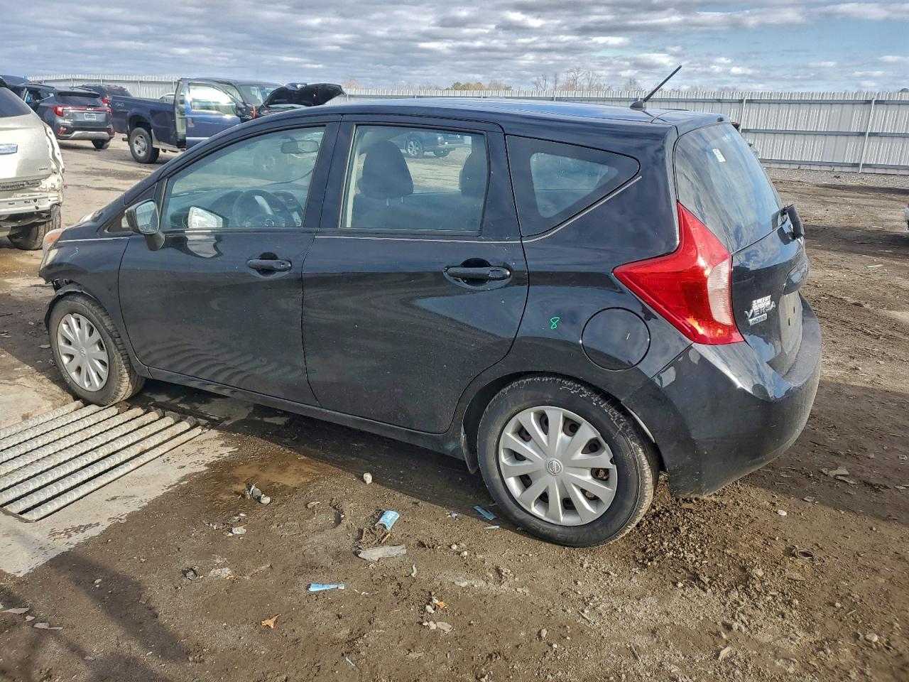 Nissan Versa S Image 3