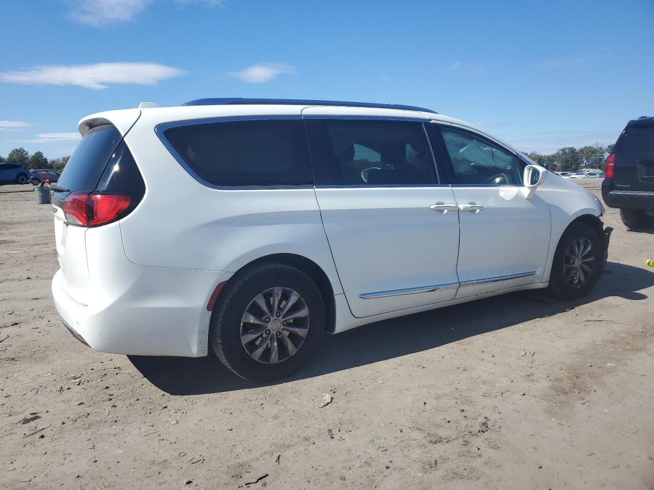Chrysler Pacifica Touring L Image 9