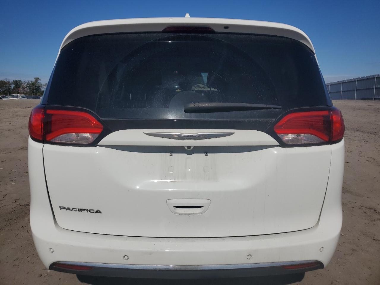 Chrysler Pacifica Touring L Image 3