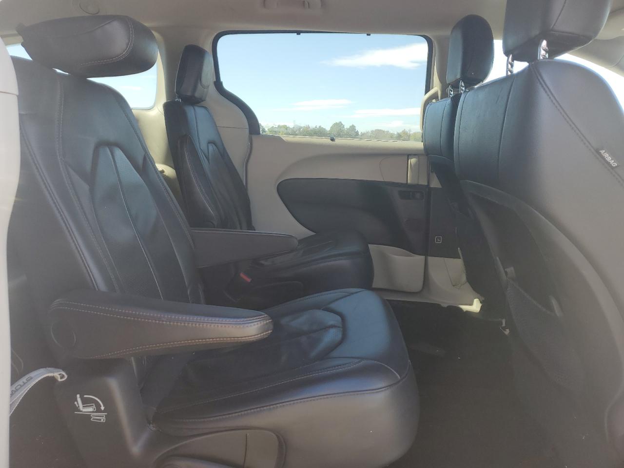 Chrysler Pacifica Touring L Image 7