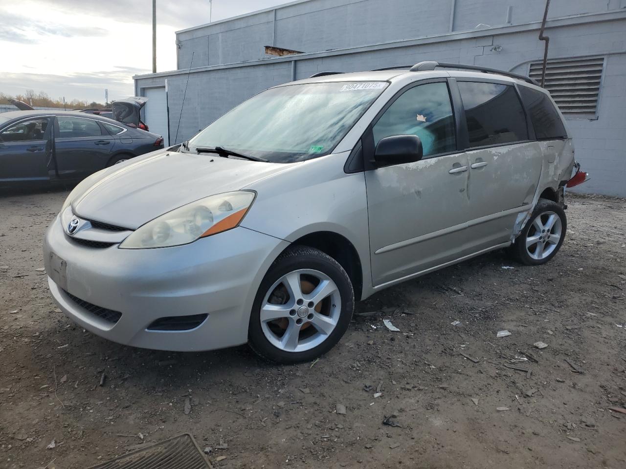 Toyota Sienna Ce Image 1