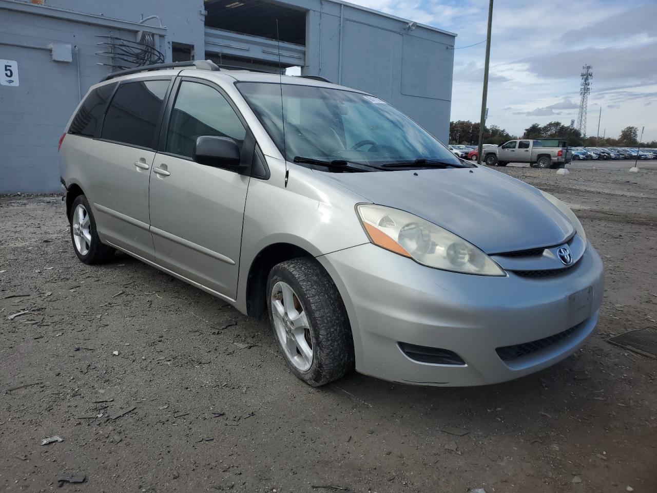 Toyota Sienna Ce Image 3