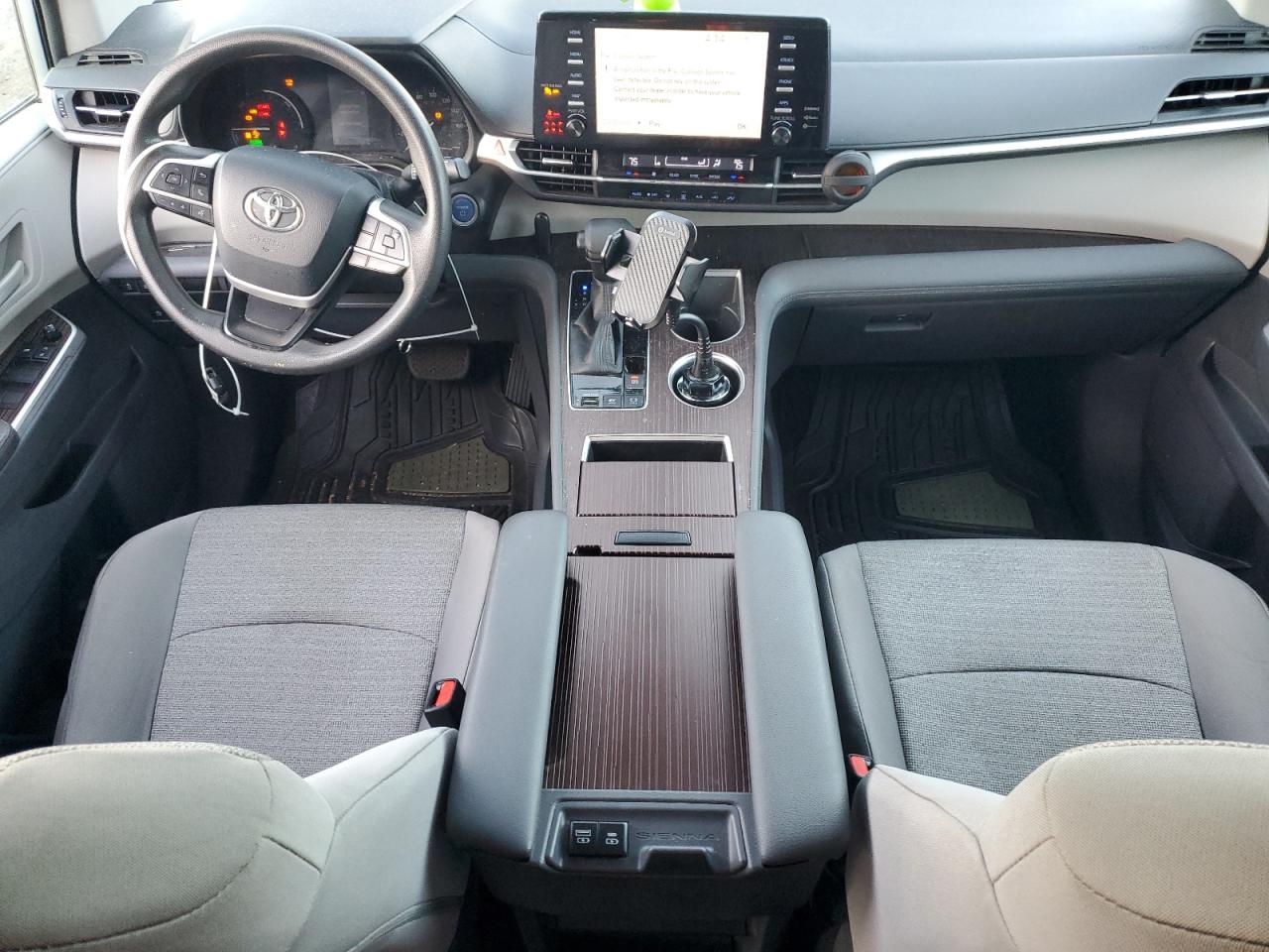 Toyota Sienna Le Image 9
