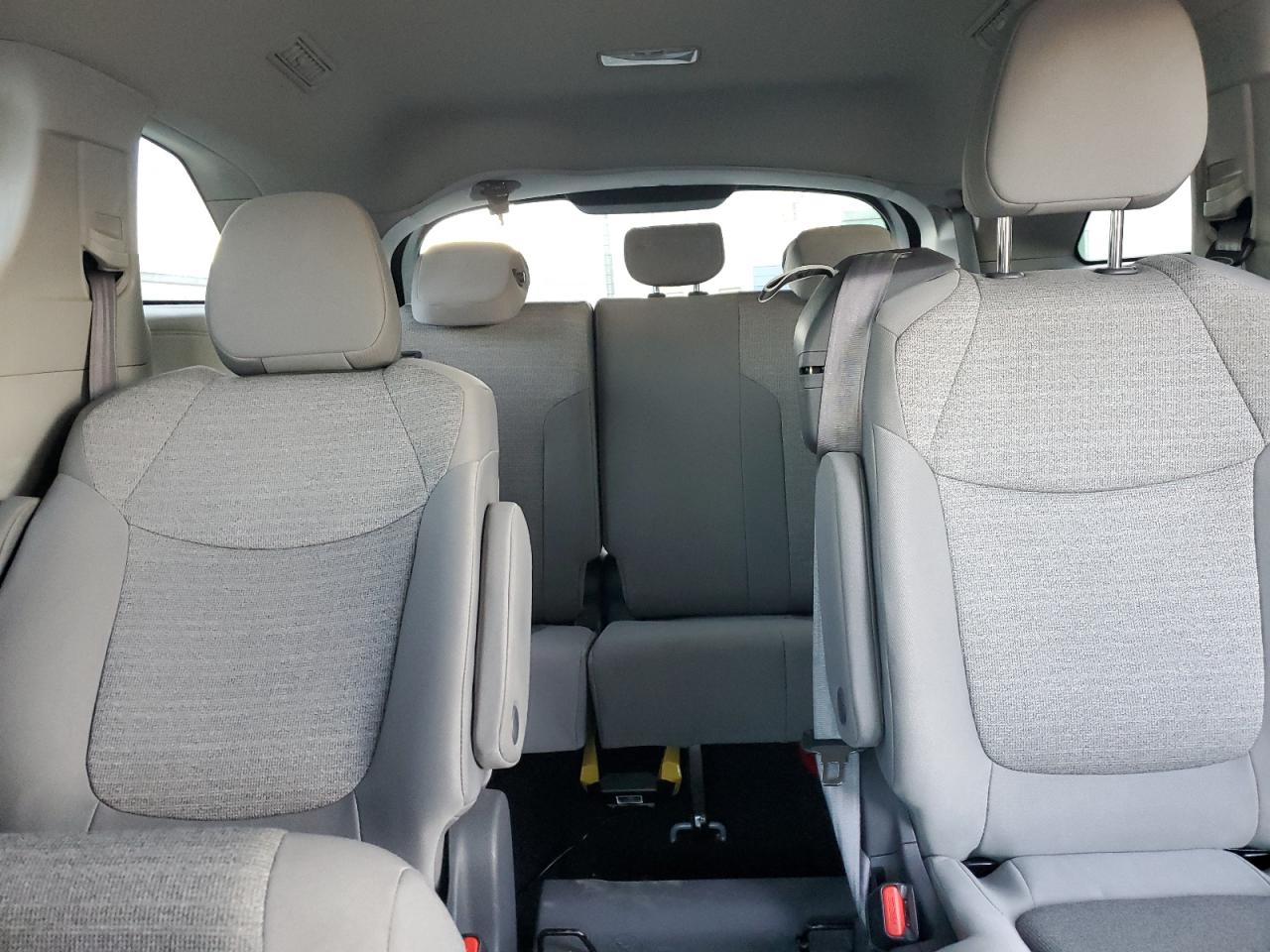 Toyota Sienna Le Image 10