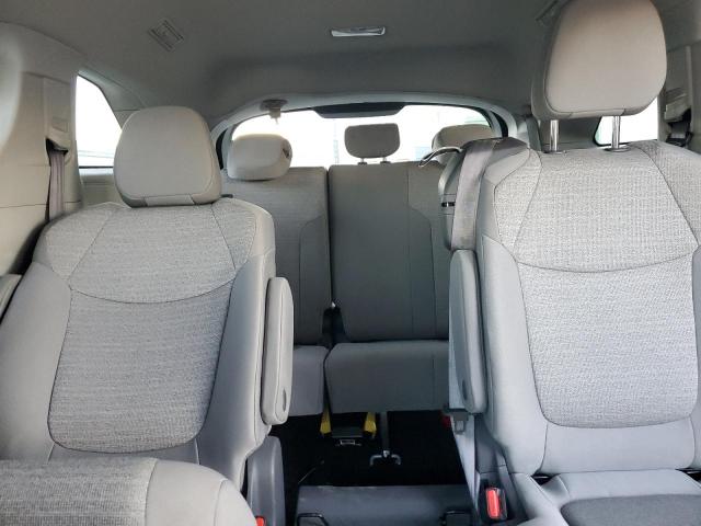 Toyota Sienna Le Image 10