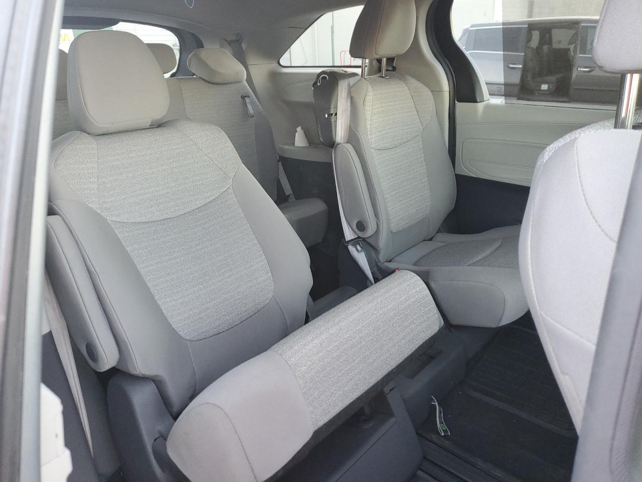 Toyota Sienna Le Image 12