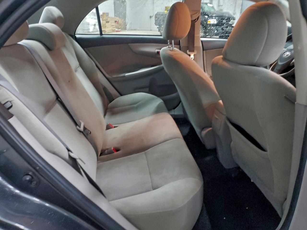 Toyota Corolla Base Image 8