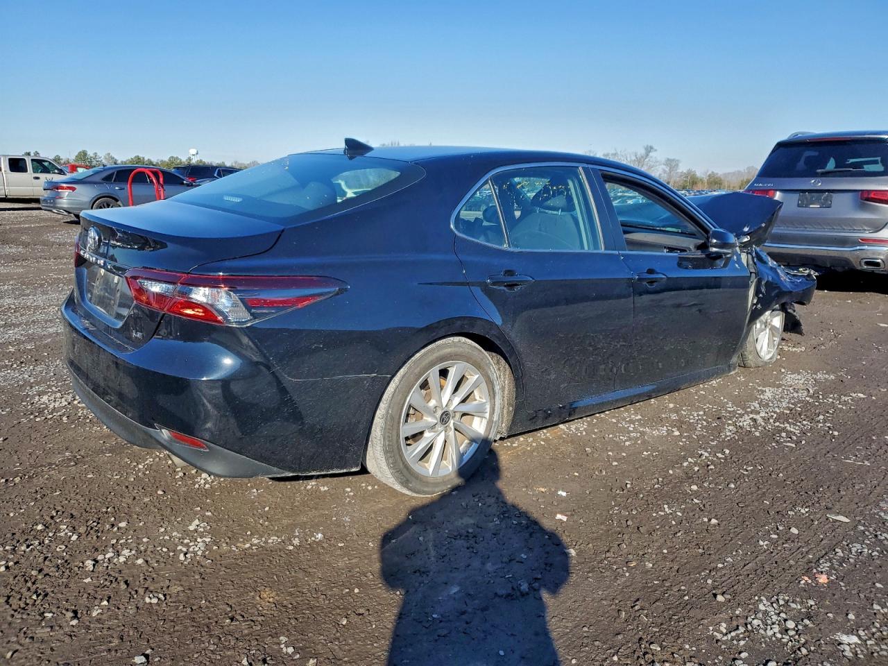 Toyota Camry Le Image 3