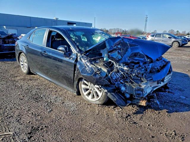 Toyota Camry Le Image 6