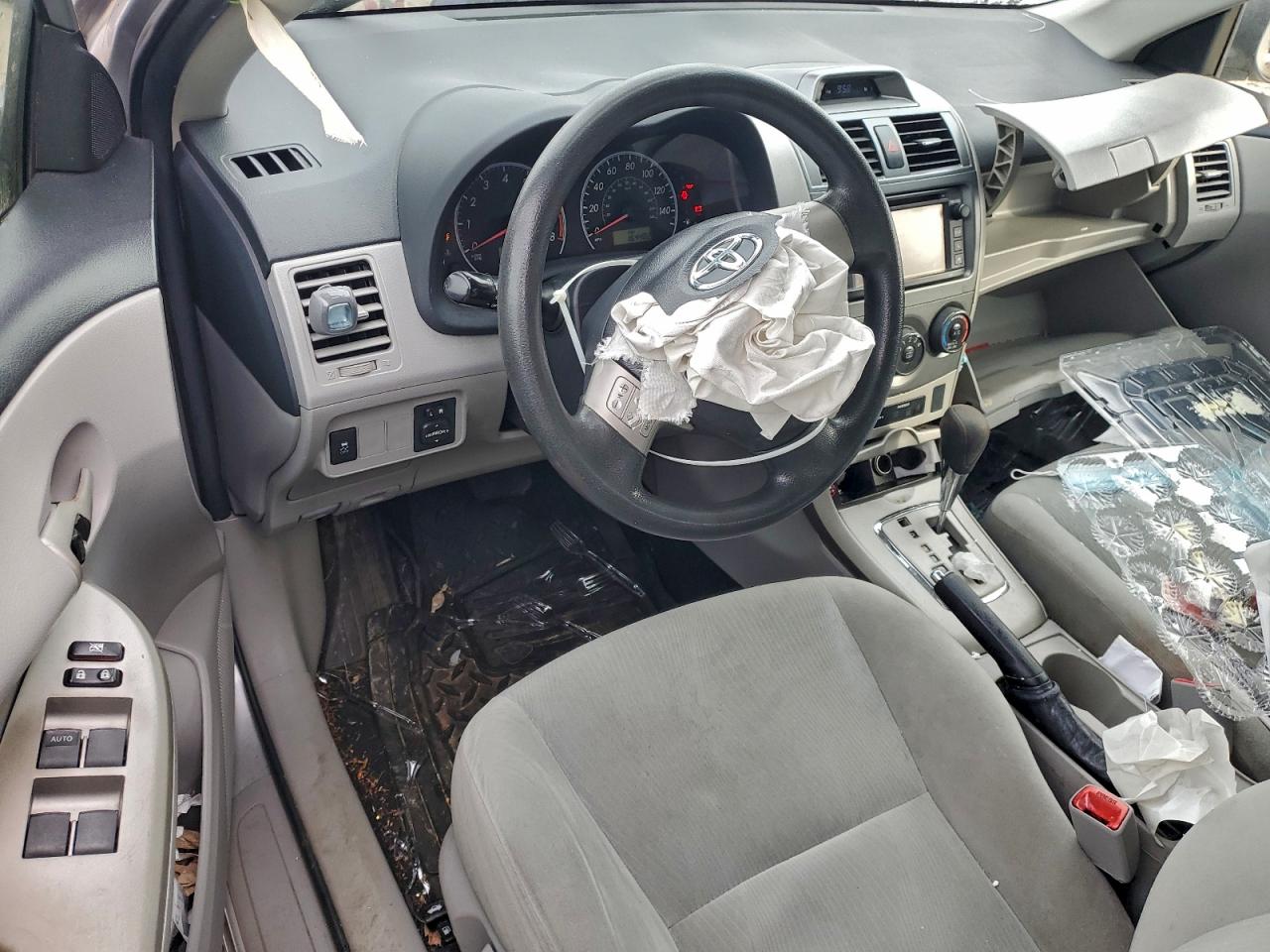 Toyota Corolla Base Image 9