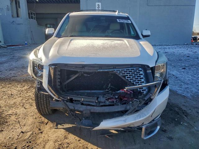 GMC Yukon Denali Image 4