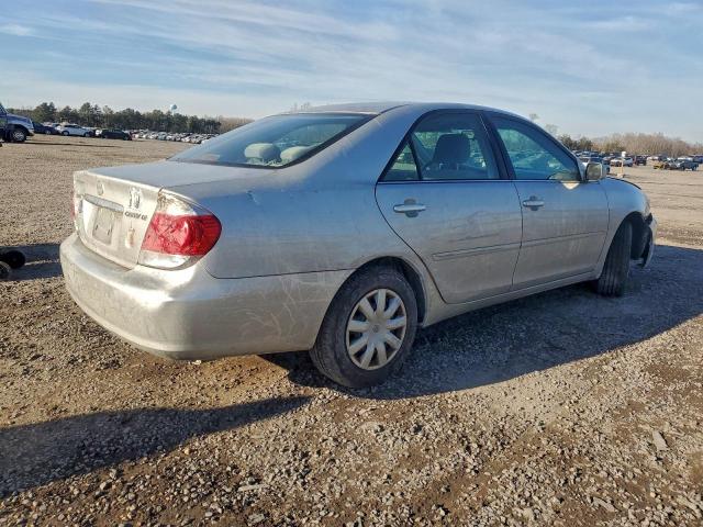 Toyota Camry Le Image 10
