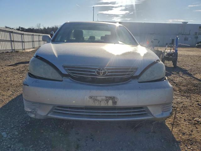 Toyota Camry Le Image 4