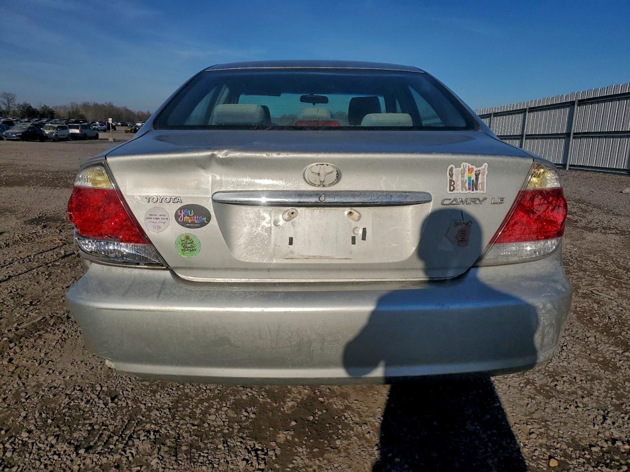 Toyota Camry Le Image 3