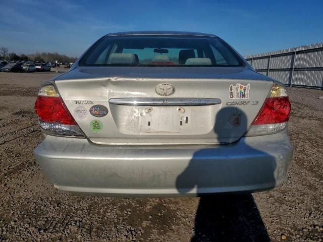 Toyota Camry Le Image 3