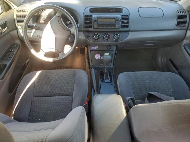 Toyota Camry Le Image 9