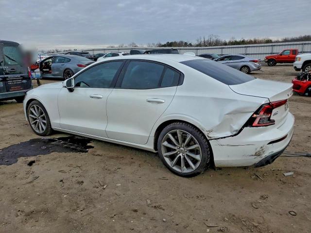 Volvo S60 T6 Momentum Image 3