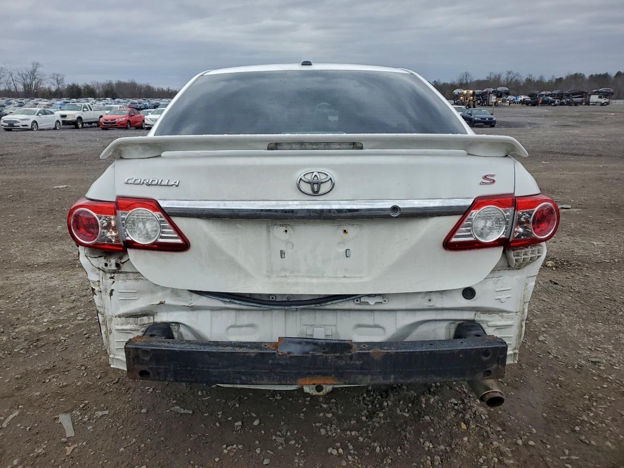 Toyota Corolla Base Image 12