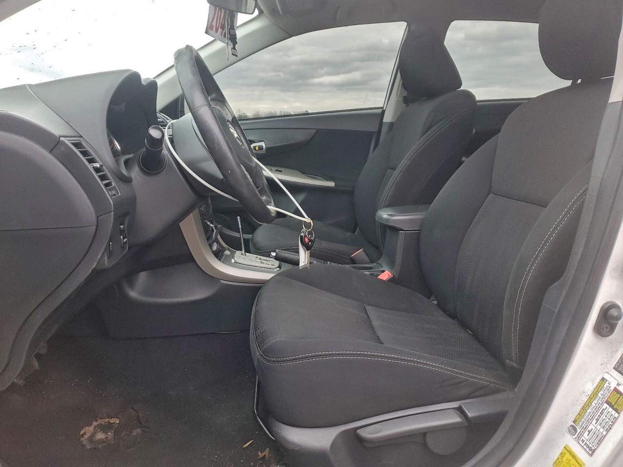 Toyota Corolla Base Image 2