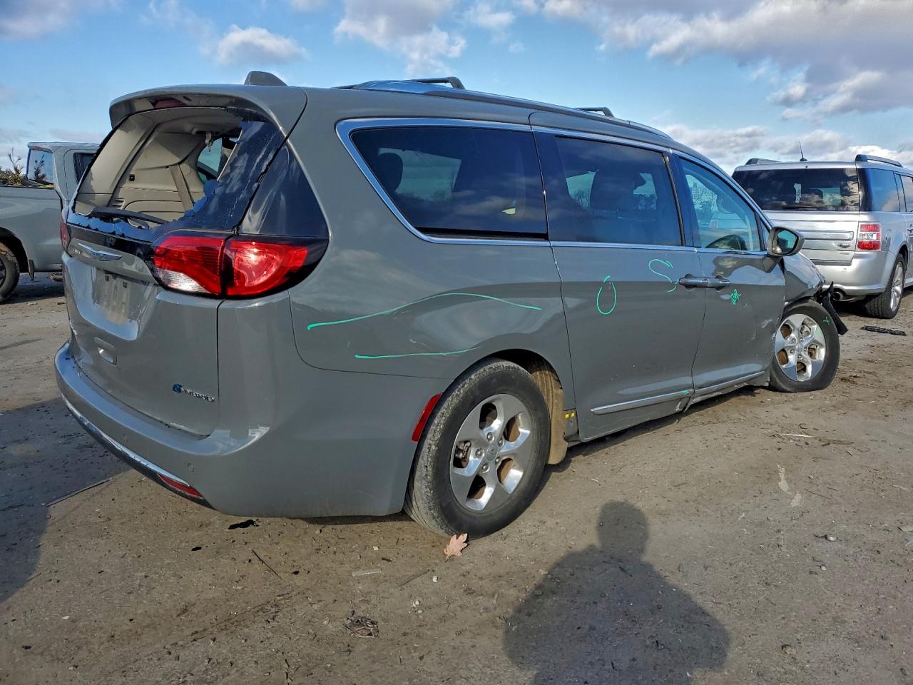 Chrysler Pacifica Hybrid Touring L Image 3
