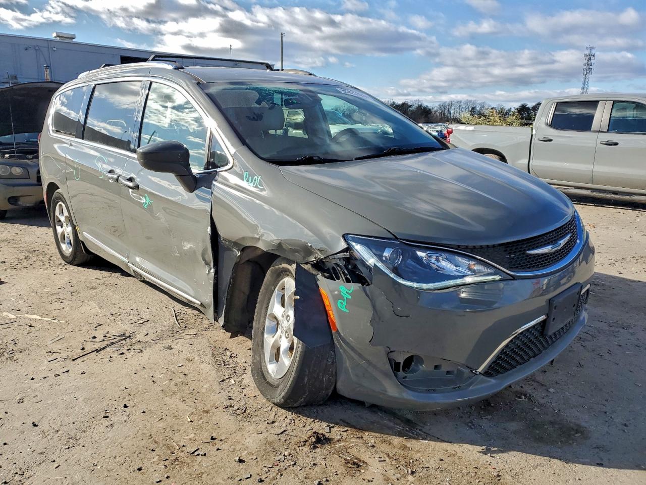 Chrysler Pacifica Hybrid Touring L Image 5