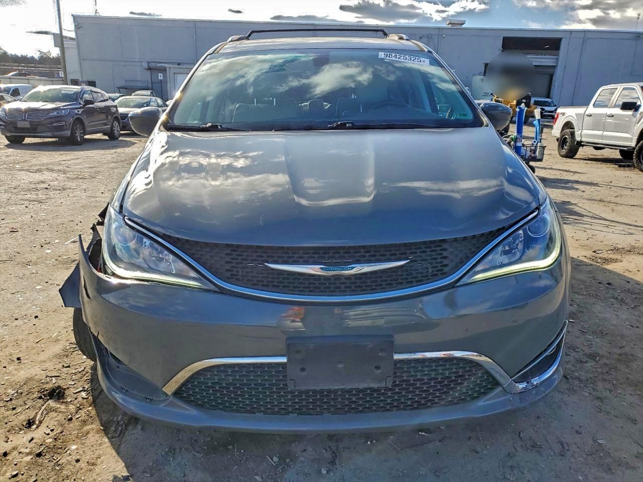 Chrysler Pacifica Hybrid Touring L Image 13
