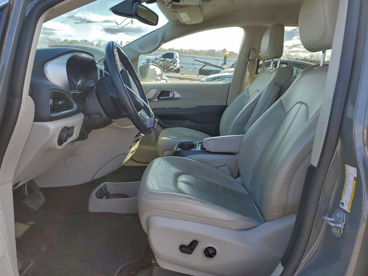 Chrysler Pacifica Hybrid Touring L Image 11