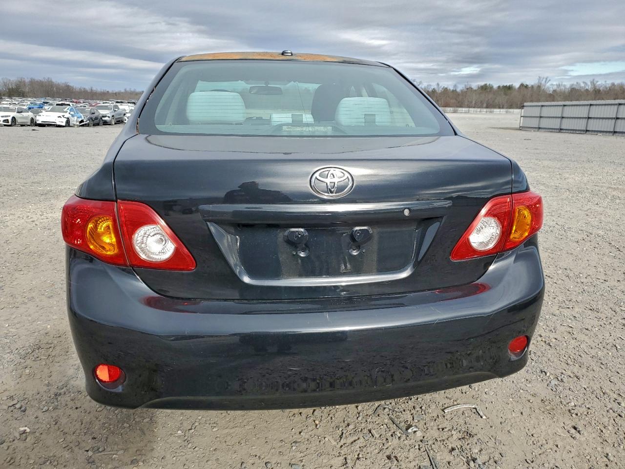 Toyota Corolla Base Image 6