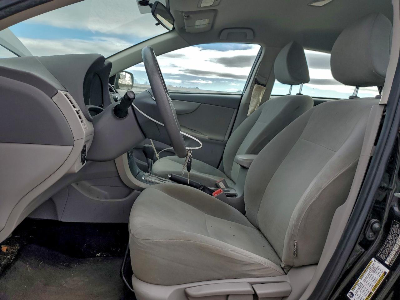 Toyota Corolla Base Image 2