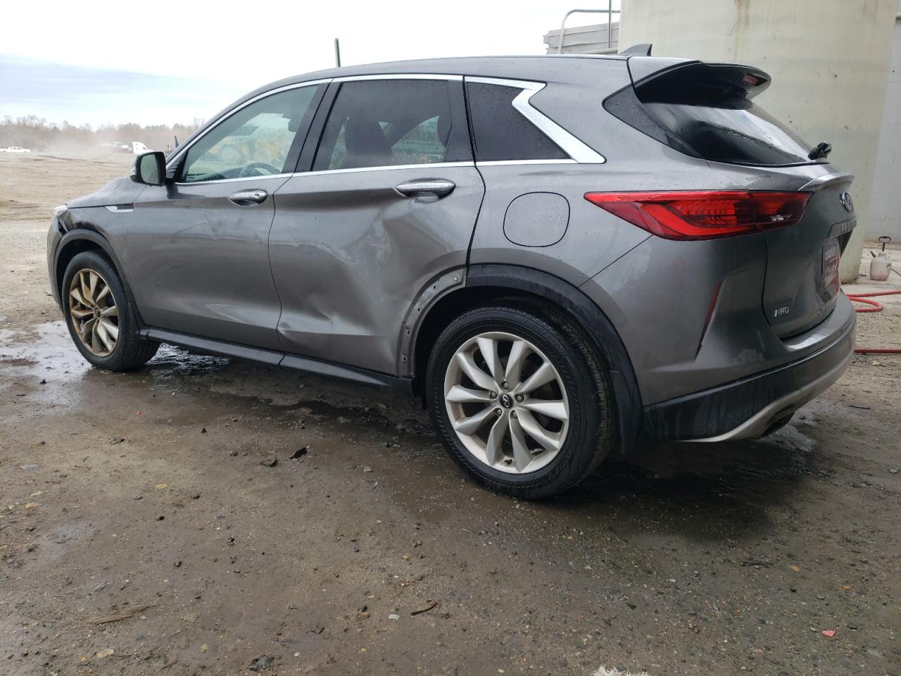 INFINITI Qx Essential Image 3