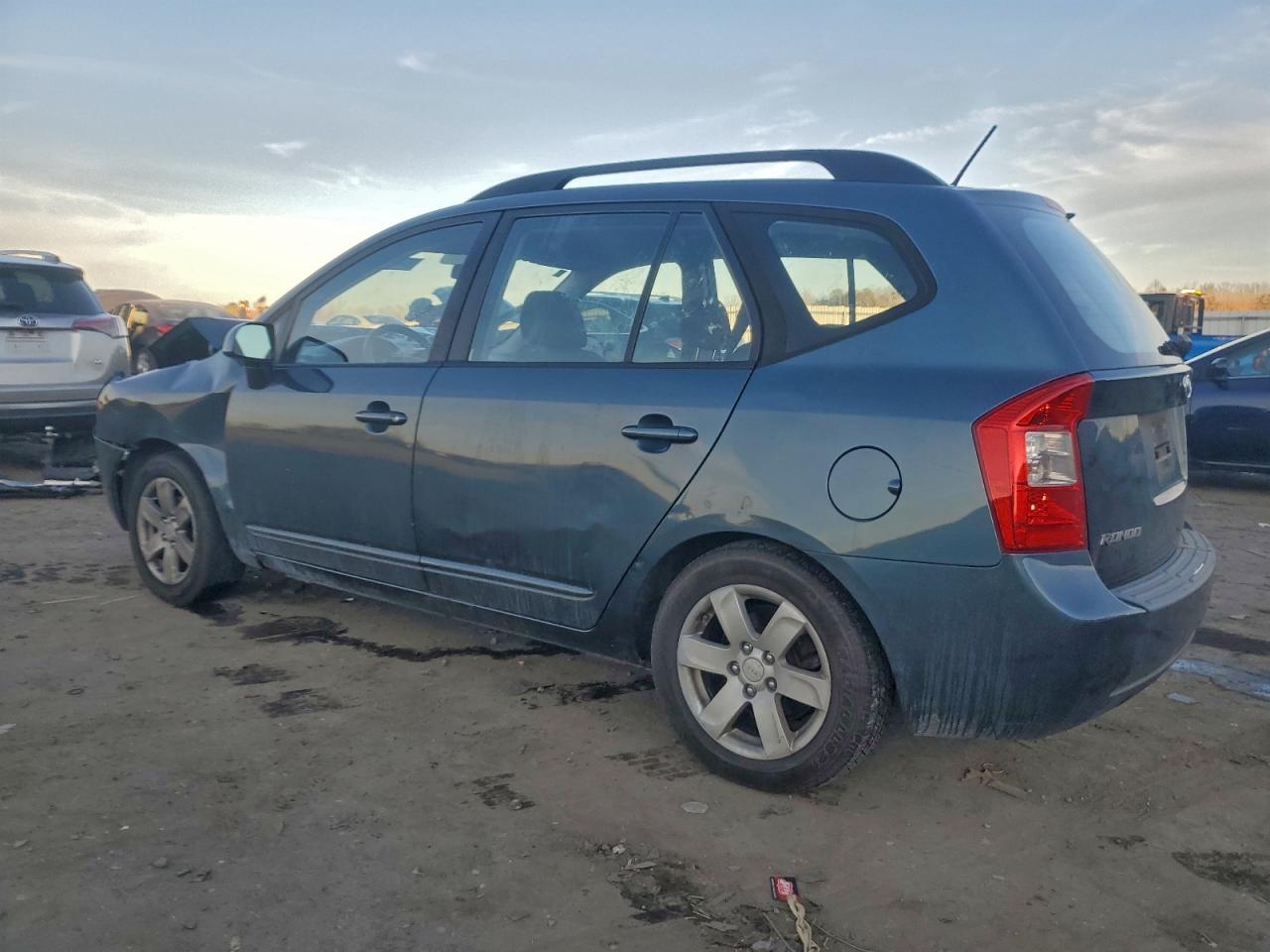 Kia Rondo Base Image 2