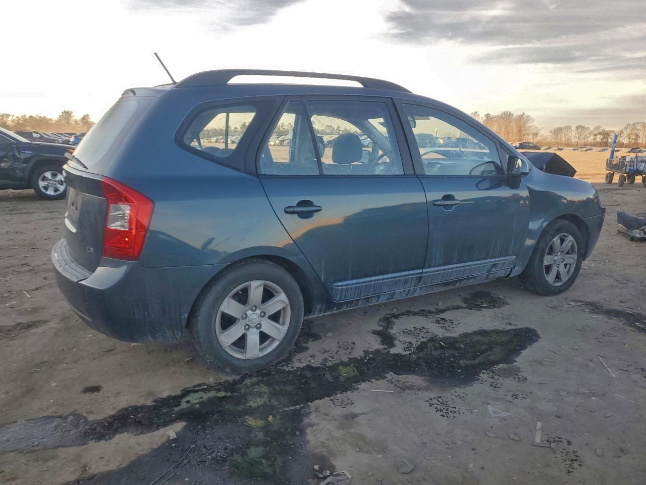 Kia Rondo Base Image 3