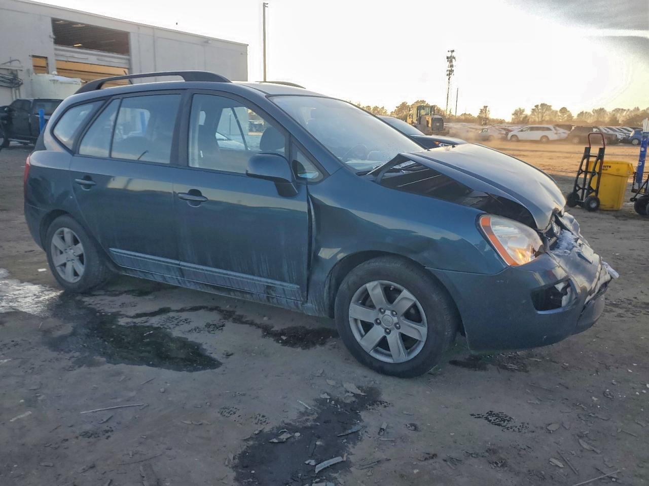 Kia Rondo Base Image 12