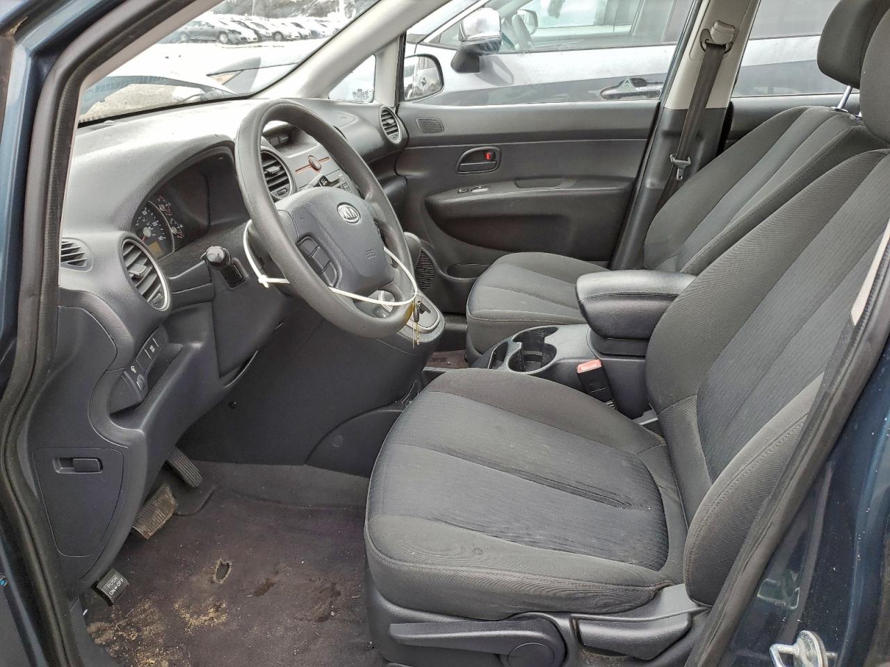 Kia Rondo Base Image 11