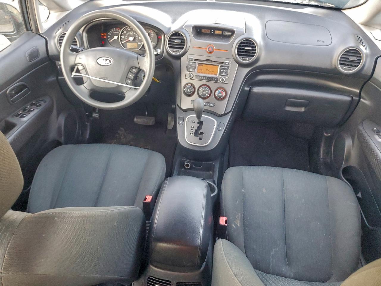 Kia Rondo Base Image 13