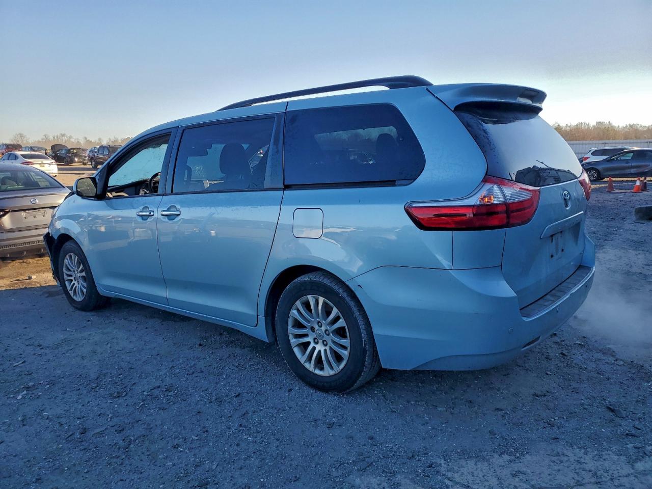 Toyota Sienna Xle Image 3