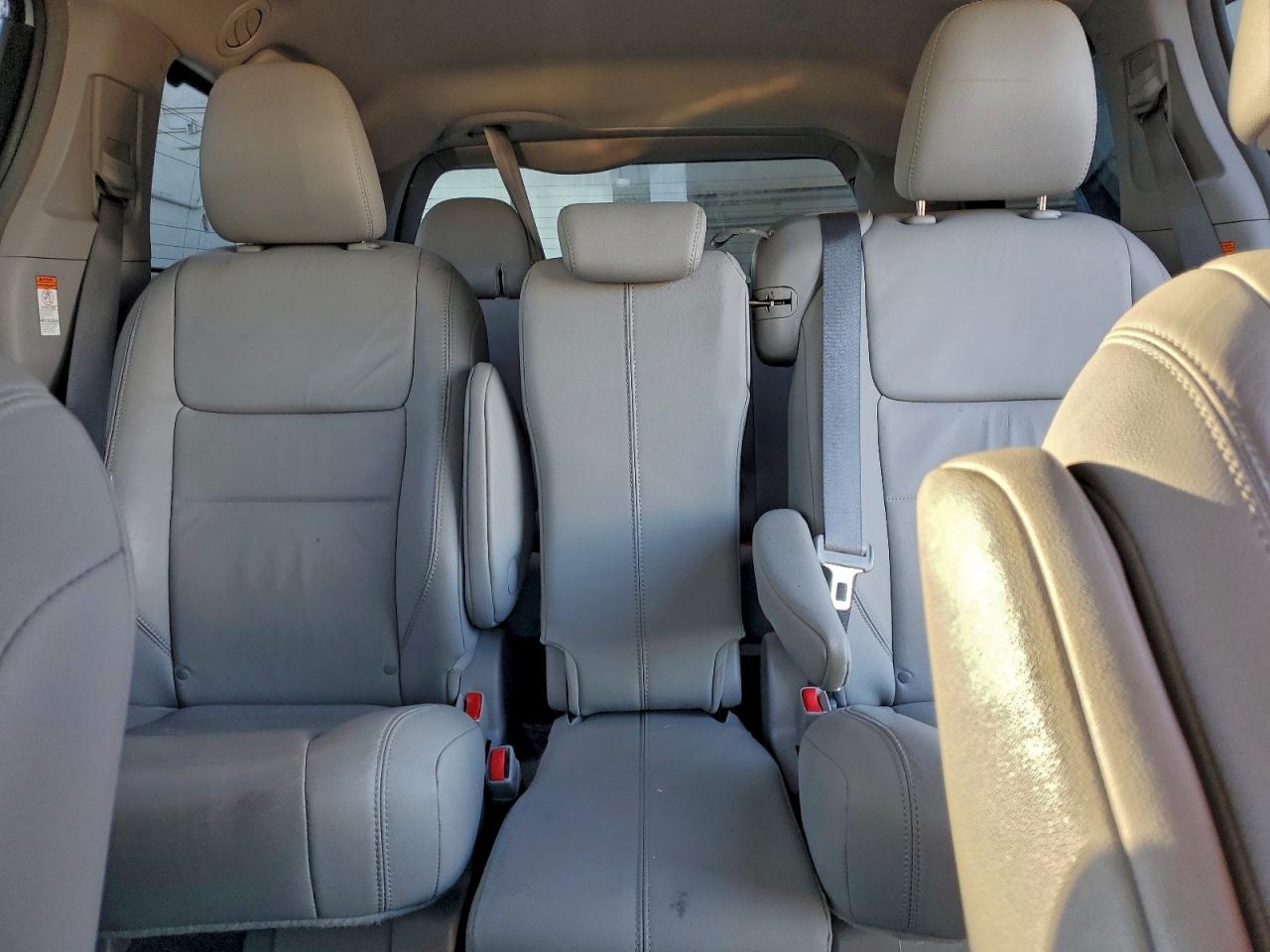 Toyota Sienna Xle Image 9