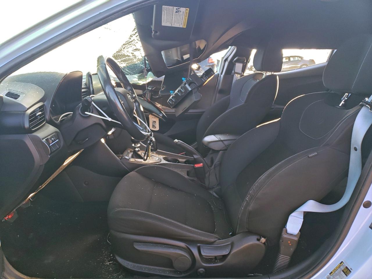 Hyundai VELOSTER Image 2