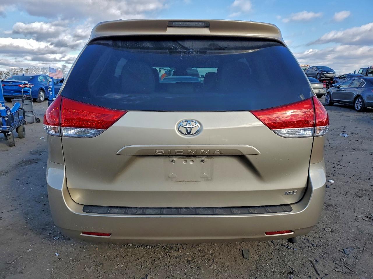 Toyota Sienna Xle Image 3