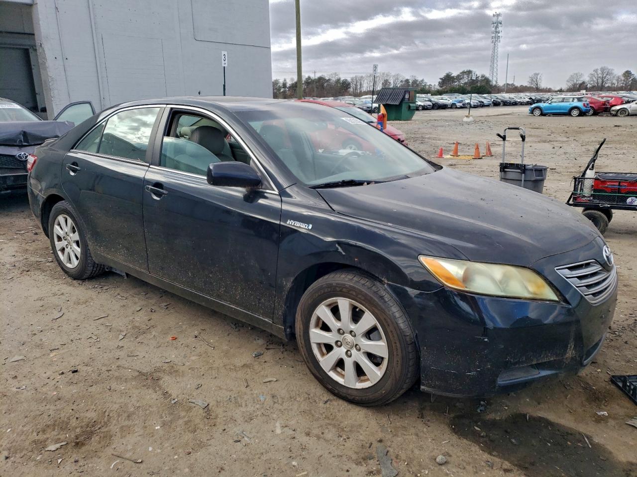 Toyota Camry Hybrid Image 2