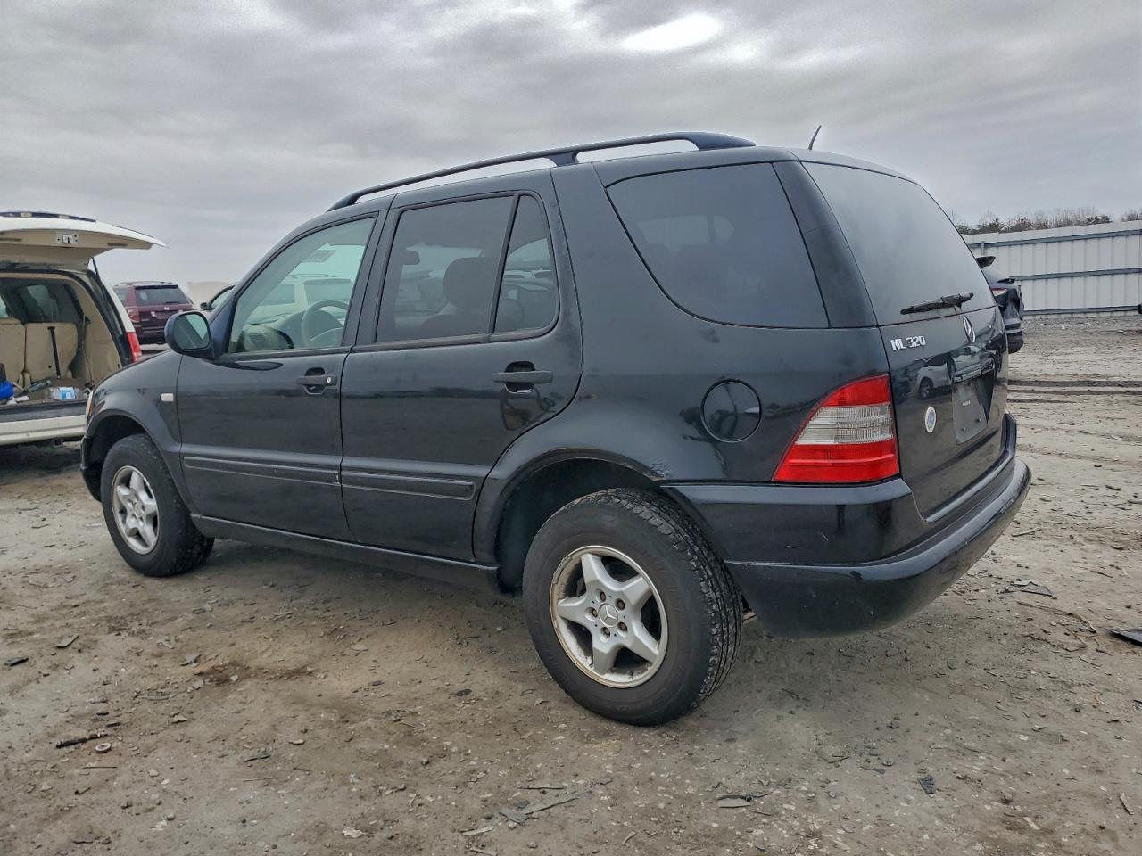 Mercedes-Benz M-Class 320 Image 4